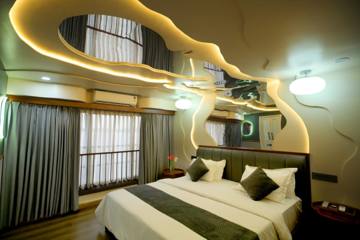 Exotica 6 houseboat