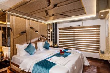 Royal Palace 6 houseboat
