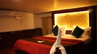 Second bedroom with en-suite bathroom