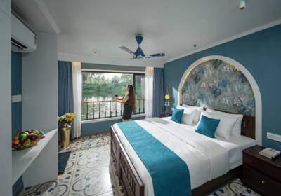 Emperor 5 — Alleppey ultra-luxury houseboat