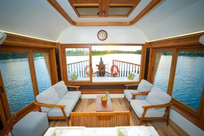 Island of Peace — Alleppey luxury houseboat