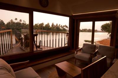 Island of Peace — Alleppey luxury houseboat