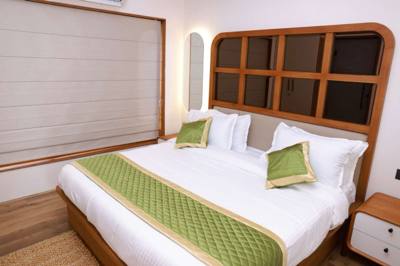 Island of Peace — Alleppey luxury houseboat
